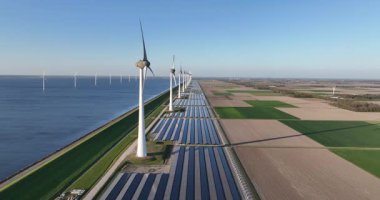 Rüzgar türbinleri, güneş panelleri, su boyunca, Hollanda, yenilenebilir sürdürülebilir enerji, temiz, iklim değişikliği çözümü. Hava aracı videosu