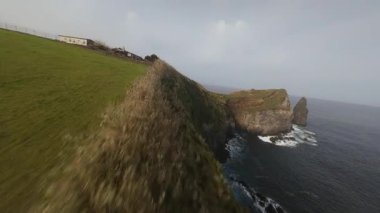 FPV insansız hava aracı videosu Azores adasındaki uçurumlar ve okyanuslar boyunca. Hava görünümü.