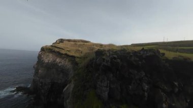 FPV insansız hava aracı videosu Azores adasındaki uçurumlar ve okyanuslar boyunca. Hava görünümü.