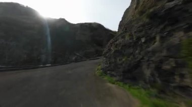 FPV 'nin uçurumlar, okyanuslar, maceralar, güzel doğa, dalgalı deniz boyunca yakın uçuşu videosu. Kayalıklar. Macera, dinamik, yürüyüş, yürüyüş.