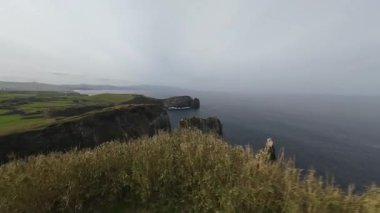 FPV 'nin uçurumlarda uçma videosu, macera, dinamik, yürüyüş, yürüyüş, Azores, Portekiz deniz manzarası..