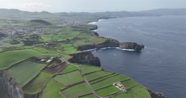Azores, yeşil kayalık kayalıklar ve deniz manzarası. Asor 'ların manzarası. Hava aracı görünümü.