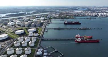Rotterdam, Europoort Limanı, nakliyat, petrol, tanker, silo, hava manzaralı büyük ölçekli bağımsız bir petrol merkezi..