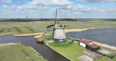 Polder arazisindeki rüzgar değirmeni, tipik Alman bölgesi. Hava görünümü.