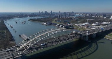 Brienenoordbrug, Hollanda, Rotterdam 'daki Nieuwe Maas köprüsü. Hava görünümü.