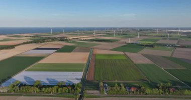 Tarımsal alanlar, rüzgar türbinleri, su yüzeyi, Kuzey Hollanda, Hollanda, Polder hava manzarası
