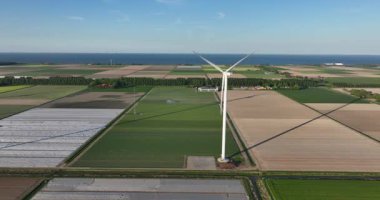 Tarımsal alanlar, rüzgar türbinleri, su yüzeyi, Kuzey Hollanda, Hollanda, Polder hava manzarası
