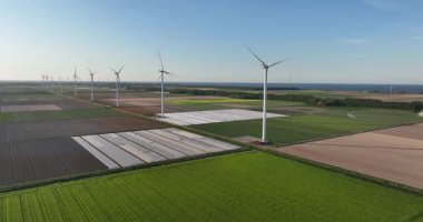 Tarımsal alanlar, rüzgar türbinleri, su yüzeyi, Kuzey Hollanda, Hollanda, Polder hava manzarası