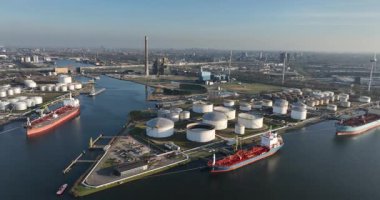 Amsterdam Endüstriyel Limanı, endüstriyel malzemelerin ticaret lojistiği, hammaddeler, yığın, petrol, tanker, gemiler, hava manzarası