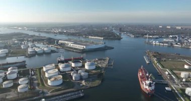 Amsterdam Endüstriyel Limanı, endüstriyel malzemelerin ticaret lojistiği, hammaddeler, yığın, petrol, tanker, gemiler, hava manzarası