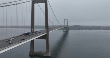 Altyapı, su, karayolu, otoyol, arabalar, kamyonlar, hareketlilik İHA videosu Danimarka Avrupa