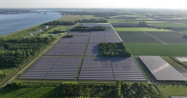 Yenilenebilir enerji üretimi, Hollanda 'nın en büyük güneş parkı, Dronten, Biddinghuizen, hava manzarası. Güneş panelleri.