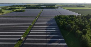 Yenilenebilir enerji üretimi, Hollanda 'nın en büyük güneş parkı, Dronten, Biddinghuizen, hava manzarası. Güneş panelleri.
