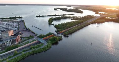 Su kemeri, Veluwemeer Aquaduct, altyapıyı geçen araç ve su yolu gemileri doğaya entegre edildi. Hava aracı görünümü.
