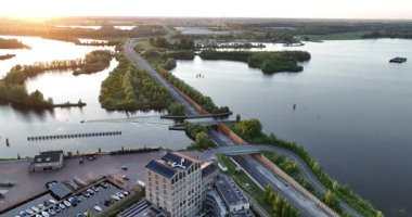 Su kemeri, Veluwemeer Aquaduct, altyapıyı geçen araç ve su yolu gemileri doğaya entegre edildi. Hava aracı görünümü.