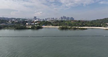 Singapur, Asya, şehir silueti kıyı boyunca yüksek binalar, Sentosa adası. Hava aracı görünümü.