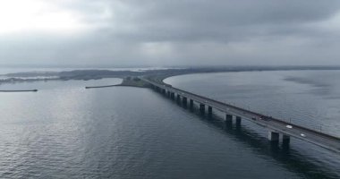 Denizde sonsuz bir köprü, sonsuz bir köprü, ulaşım altyapısı, sisli, sisli, gizemli. Hava aracı videosu.