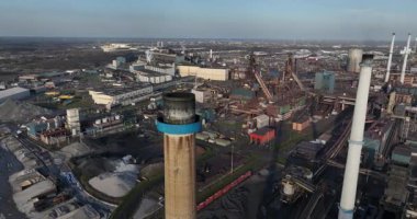 Hollanda 'da çelik üretim kompleksi. Ijmuiden, sürdürülebilir çelik, yüksek kalite ve kaplanmış çelik. Pordüksiyon ve metal üretimi. Hava aracı videosu.