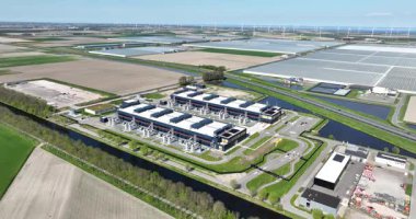 veri merkezi, hesaplama merkezi, hiperölçekleyici, bilgisayar sunucuları, bulut hizmetleri, hizmetleri, hava aracı görünümü dış bina