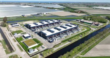 veri merkezi, hesaplama merkezi, hiperölçekleyici, bilgisayar sunucuları, bulut hizmetleri, hizmetleri, hava aracı görünümü dış bina