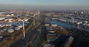 Amsterdam, Hollanda limanında rüzgar türbinleri, yenilenebilir enerji, ağır sanayi bölgesi, su üzerinde ulaşım, petrol yatakları, su yolu, gemiler, ticari ve endüstriyel faaliyetler. Hava görünümü.