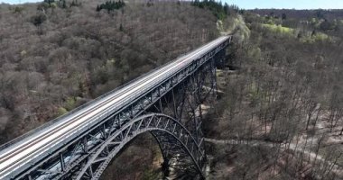 Almanya 'nın Wupper Nehri üzerindeki en yüksek demiryolu köprüsü. Mungsten Köprüsü, tarihi köprü. Hava görünümü.
