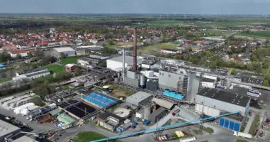 Gluckstadt, Almanya 'da kağıt geri dönüşüm fabrikası. Hava aracı görüntüsü. Eski kağıt, yeni kağıt.,