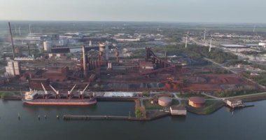 Bremen, Almanya 'nın metal üretim endüstrisi. Hava aracının genel görüntüsü. Ağır sanayi bölgesi. Üretim, üretim.