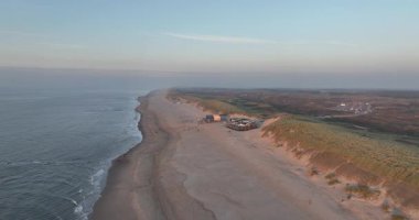 Texel, Hollanda plajı, deniz kenarı, gün batımında plaj, altın saat, romantik sahil yürüyüşü, kumsal manzarası, sonsuz plaj. Hava görünümü.