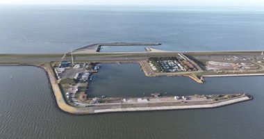 Afsluitdijk, Breezanddijk, Hollanda, eski çalışma adası Breezand, benzin istasyonu, küçük liman, bir hava aracı videosu..