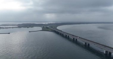 Büyük kemer köprüsü, Danimarka 'da altyapı, ulaşım, hareketlilik, sisli hava, sonsuz köprü. Hava aracı görünümü.