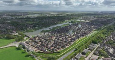 Yakın zamanda tamamlanmış yerleşim yerleri, yerleşim alanları. Yeşil ve barışçıl ortamda modern özgür yaşam. Şehir planlaması, Hollanda. Hava videosu