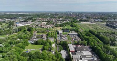 Rijswijk, Güney Hollanda, Hollanda, 3 Mayıs 2025: TNO ofis kompleksi, Hollanda Uygulamalı Bilimsel Araştırmalar Örgütü, bağımsız araştırma örgütü. Hava videosu.