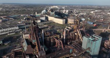 Hollanda 'da çelik üretim kompleksi. Ijmuiden, sürdürülebilir çelik, yüksek kalite ve kaplanmış çelik. Pordüksiyon ve metal üretimi. Hava aracı videosu.