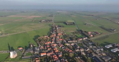Den Hoorn, Hollanda 'nın Texel adasındaki küçük resimli bir köy. Hava video görüntüsü.