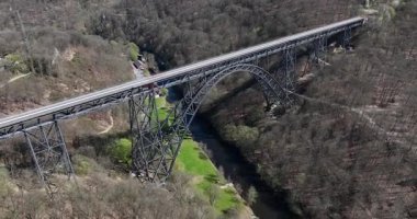 Almanya 'nın Wupper Nehri üzerindeki en yüksek demiryolu köprüsü. Mungsten Köprüsü, tarihi köprü. Hava görünümü.
