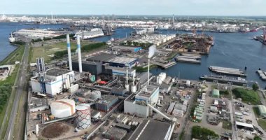 Rotterdam, Güney Hollanda, Hollanda, 3 Mayıs 2025: Rotterdam limanındaki AVR atık yakma tesisi. Atıkların yeni enerji kaynaklarına işlenmesi. Hava videosu
