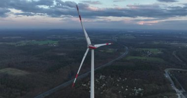 Almanya 'da yenilenebilir enerji, günbatımında rüzgar türbini bulutlu gökyüzünde. Temiz enerji. Hava görünümü.