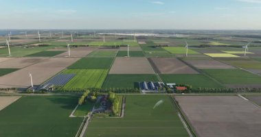 Rüzgar türbinlerinin hava aracı görüntüsü, yukarıdan rüzgar parkı görüntüsü, kuş gözü helikopter görüntüsü, yeşil mühendislik, rüzgar enerjisi, yeşil enerji yenilenebilir enerji direği ve bıçaklar..
