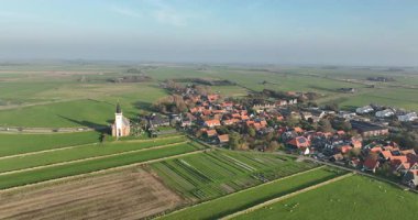 Den Hoorn, resmi bir kilisesi olan küçük bir köy, Texel, Hollanda. Hava videosu.