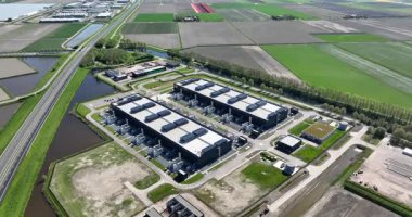 veri merkezi, hesaplama merkezi, hiperölçekleyici, bilgisayar sunucuları, bulut hizmetleri, hizmetleri, hava aracı görünümü dış bina