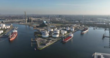 Silolar, petrokimyasal terminaller, Amsterdam limanı, malzeme nakliyesi, gaz, sıvı petrol ürünleri. Hollanda 'da. Hava görünümü.