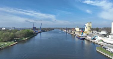 Rendsburg Yüksek Köprüsü, nakliye güzergahı, Kiel kanalı, doğu denizi ile kuzey denizi arasındaki yol. Gemilerin taşınması, su yolu altyapısı, küresel ticaret, nakliye. Hava görünümü
