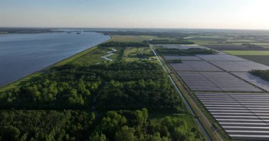 Yenilenebilir enerji üretimi, Hollanda 'nın en büyük güneş parkı, Dronten, Biddinghuizen, hava manzarası. Güneş panelleri.