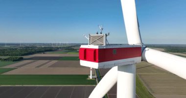 Rüzgar türbini, kırsal bölgede yenilenebilir enerji, hava aracı görüntüsü.