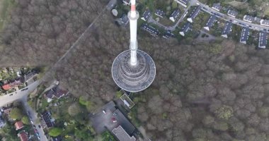 Kiel 'in yukarıdan görünüşü, radyo, kablosuz bağlantı, 4G, 5G TV kulesi. Hava aracı görünümü.