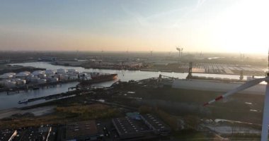 Amsterdam, Hollanda limanında rüzgar türbinleri, yenilenebilir enerji, ağır sanayi bölgesi, su üzerinde ulaşım, petrol yatakları, su yolu, gemiler, ticari ve endüstriyel faaliyetler. Hava görünümü.