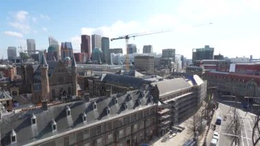 Lahey 'in ufuk çizgisi, Binnenhof' un yenilenmesi, siyasi tarihi merkez, panoramik izleme kulesinden görülüyor. Bakış açısı.