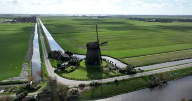 Geleneksel rüzgar değirmeni, Hollanda kırsalında. Hollanda tarihi ikonu, tarım arazisi, Hollanda kültürü, Hollanda mühendisliği. Hava aracı görünümü.