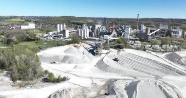 Almanya 'da kireçtaşı madenciliği. Wulfrath madeni, kireç taşı çıkarma, maden ocağı, taş ocağı, sanayi bölgesi. Hava aracı görünümü.